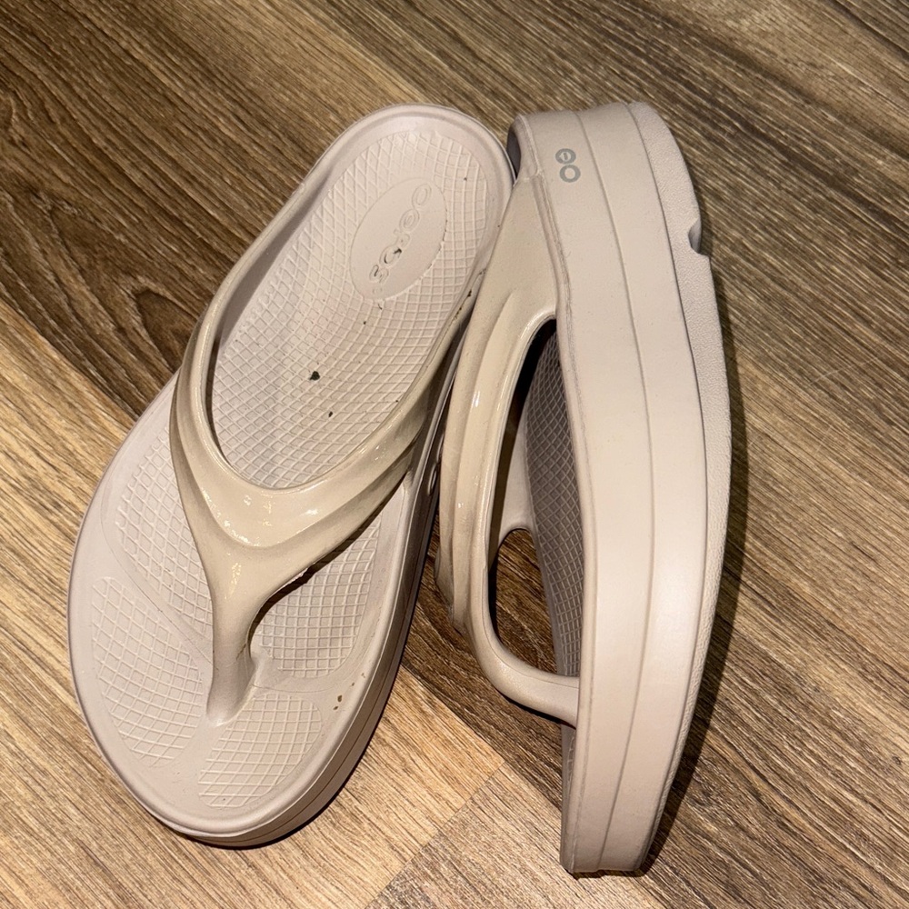 Oofos tan sandals size women’s 8